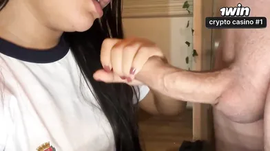 Aluna faltou às aulas para fazer boquete no professor em vídeo caseiro.