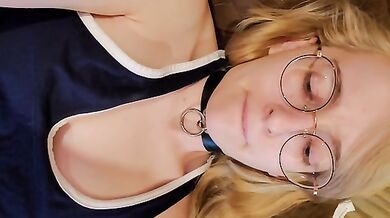Pissing masturbating babe solo toy play