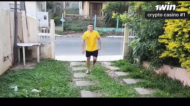 A mulher safada é fodida pelo amigo do marido enquanto ele corta a grama.