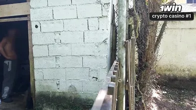 Mulher casada paga com sexo ao jardineiro da fazenda por consertar chuveiro usan