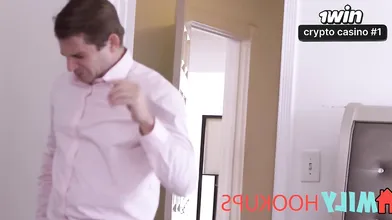 O padrasto recebe um boquete profundo de Angel Gostosa em nova cena da Family Ho