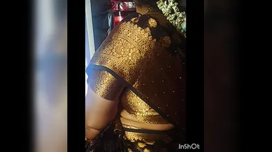 Saree navel bending bhabhi