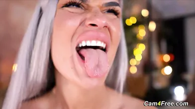 Hot Babe Teases with Her Rocking Body