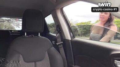 Motorista de Uber transforma viagem em encontro erótico dentro do carro.