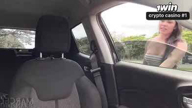 Motorista de Uber transforma viagem em encontro erótico dentro do carro.