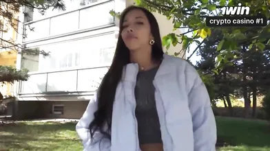 Agente pública asiática delgada com bunda grande é fodida duramente ao ar livre