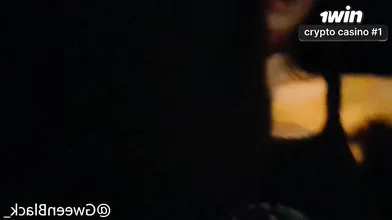 Mulher se masturbando em carro de Uber publicamente e exibindo os seios.