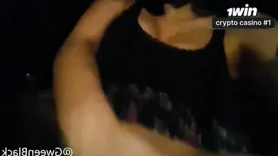 Mulher se masturbando em carro de Uber publicamente e exibindo os seios.