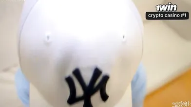 Jogadora de tênis com corpo exuberante é pega de surpresa após a aula e recebe g