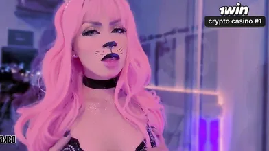 Uma jovem de cosplay inocente obedece aos comandos do mestre em cena de sexo exp