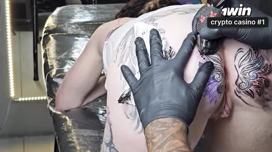 Começando o dia com uma mudança na minha tatuagem ass fucking e nova experiência