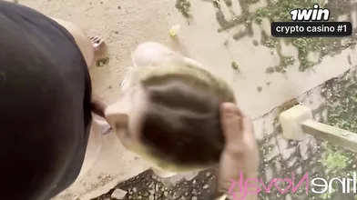 Loira de bunda grande faz boquete e lambe os ovos na granja em cena hardcore.