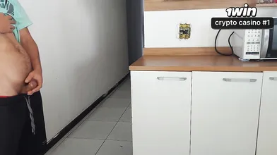 Minha esposa me trai com o melhor amigo enquanto tomo banho, quase fomos pegos.