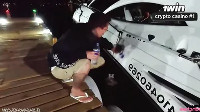 Realizei minha fantasia sexual em um barco com um menage envolvendo o marinheiro