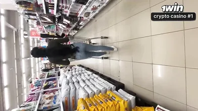 A mulher do supermercado tem a melhor experiência sexual a céu aberto que você j