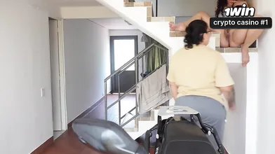 Uma iraniana mais velha tem relações sexuais com uma mulher saudita em uma cena