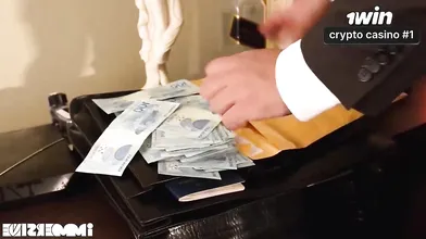 O marido perdeu-me numa partida de poker para uma mulher que me fez squirt.