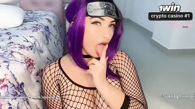 Anko Mitarashi do Naruto em um cosplay sensacional realizando um boquete intenso