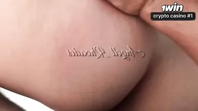 Com tesão de manhã, ela sentou no pau grande e recebeu leite quente!