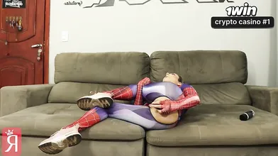 Spider Gwen surpreende-se com um brinquedo de vibrador assfuck em cena ousada de