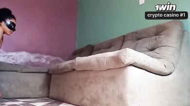 Enteada tem encontro intenso e selvagem com sexo extremo e cenas quentes em víde