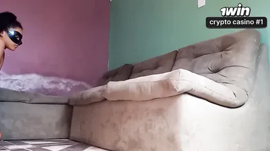 Enteada tem encontro intenso e selvagem com sexo extremo e cenas quentes em víde