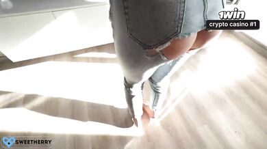 Big booty in tight jeans, ideal for steamy fuckfest and cumshots! 18yo super-cut