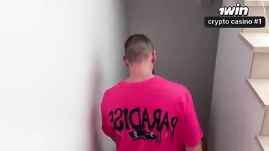 A bela brasileira Roberta Ruiva aceita transar em troca de uma pizza - XXX!