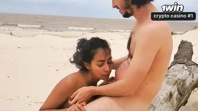 Um casal amador faz sexo na praia em público de forma romântica e quente.