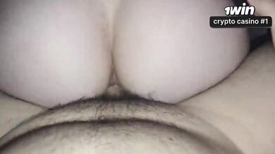 Uma gostosa aproveitando momentos de prazer intenso no sexo anal.