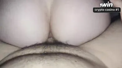 Uma gostosa aproveitando momentos de prazer intenso no sexo anal.