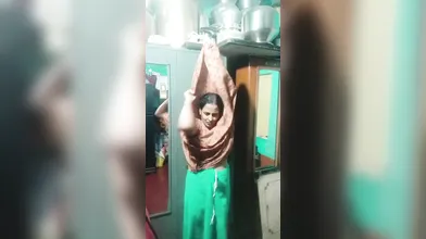 Aunty dress open bra boob