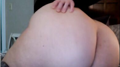 Hot Babe loves to show off big booty on xxx