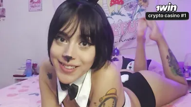 Jovem sedutora em fantasia de Halloween convida a uma aventura íntima com fetich