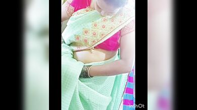 Aunty saree change boob