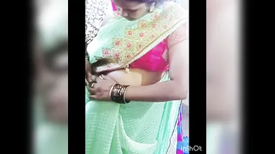 Aunty saree change boob