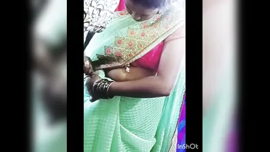 Aunty saree change boob