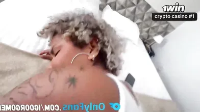 Esposa infiel se exibe para mim enquanto o marido traído está fora - mais quente