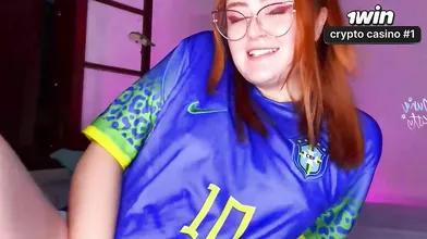 Ruiva com bunda grande faz JOI em português enquanto se masturba e usa brinquedo