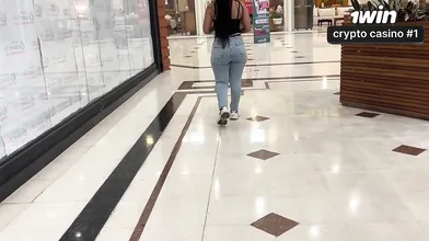 Mulher brasileira casada tem orgasmo intenso em siririca em local público.