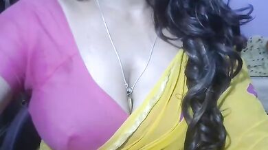 Telugu Aunty Showing Her Body To Boy Friend