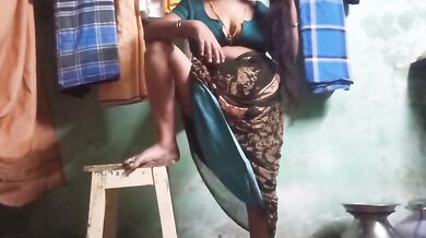 Desi Aunty Seducing Milkman