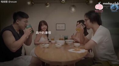 当着爸妈的面勾引哥哥 小穴总是漏水想被操