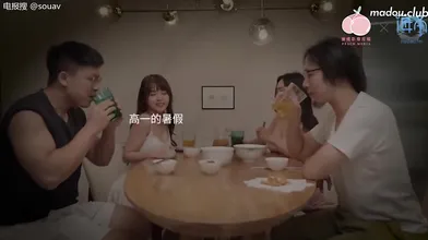 当着爸妈的面勾引哥哥 小穴总是漏水想被操