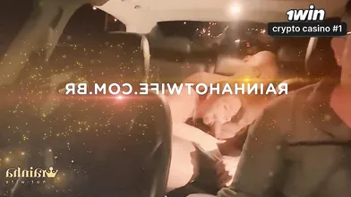 Esposa adúltera trai marido cornudo com amante no banco de trás de um Uber.