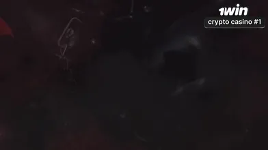 Garota alienígena gozando intensamente ao masturbar-se com muito esguicho na fan