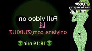 Garota alienígena gozando intensamente ao masturbar-se com muito esguicho na fan