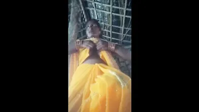 Dehati Marwadi Bhabhi Boobs Press Aur Chut Dikhayi Saree Me