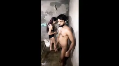 Honeymoon Pe Biwi Ki Gand Mein Lund Indian Desi Hindi Sex MMS