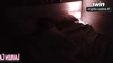 A morena de bunda grande transborda de porra após sexo rectal intenso.